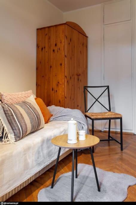Spacious Retro Flat Close To National Stadium *