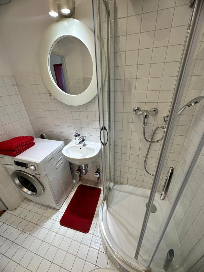 Super Beauty Metro Wifi 65'tv Netflix Hbo Appletv+ Apartment Warsaw
