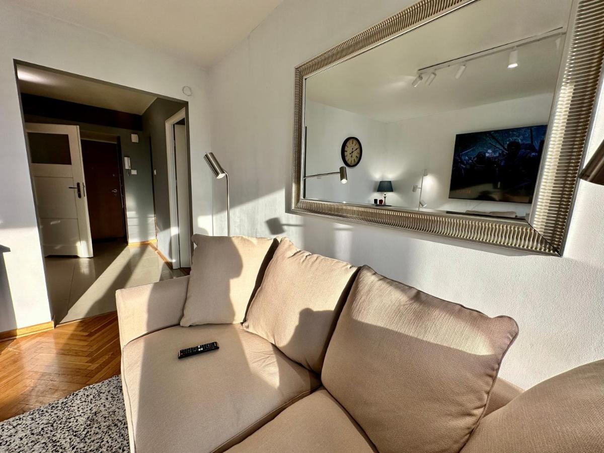 View Metro Wifi 1gb 80'tv Netflix Disney+ Hbo Apartment Warsaw