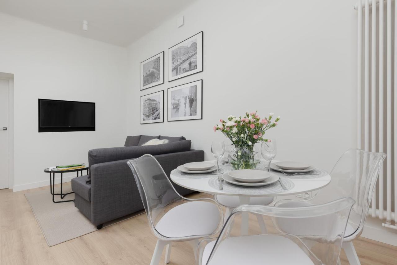 Spacious With Panoramic View Of By Renters Apartment *