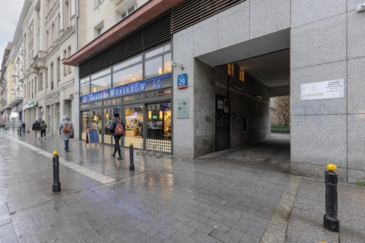 Spacious With Panoramic View Of By Renters Apartment *