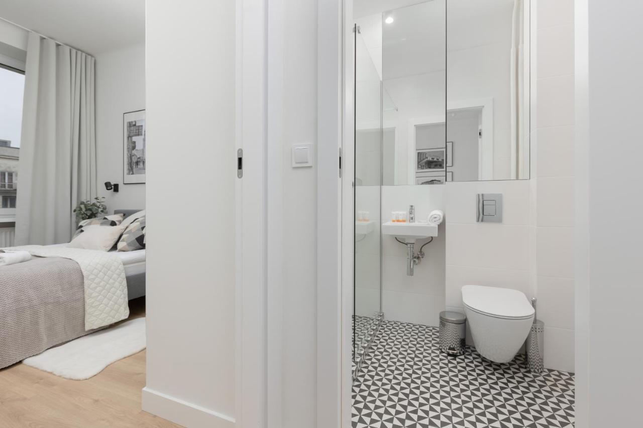 Spacious With Panoramic View Of By Renters Apartment *
