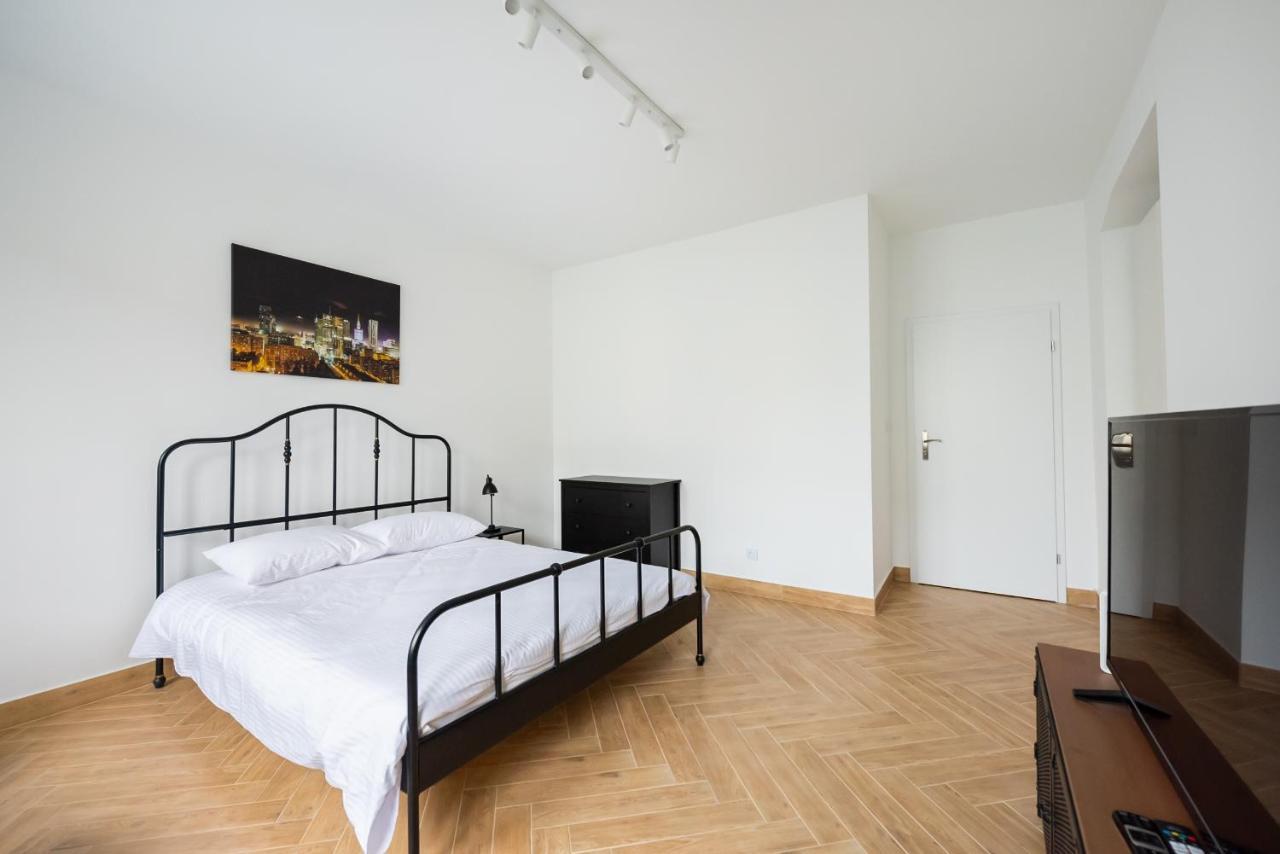 Marszalkowska White & Black Apartment *