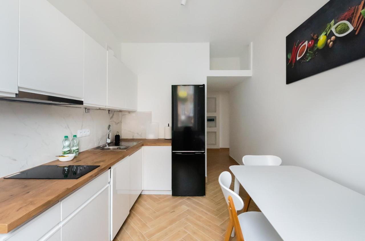 Apartment Marszalkowska White & Black *