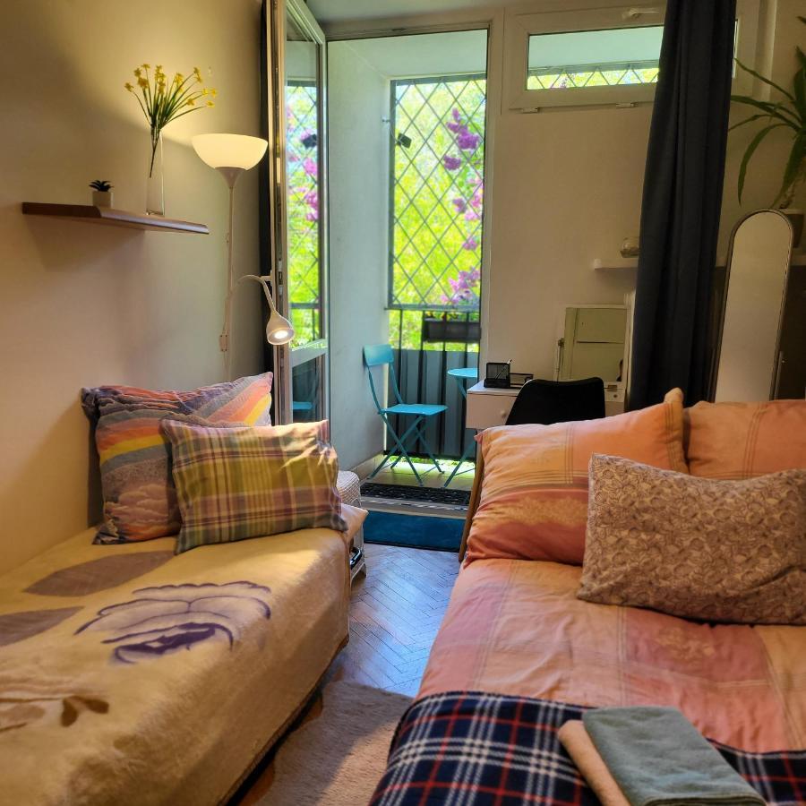 Spacious Retro Flat Close To National Stadium