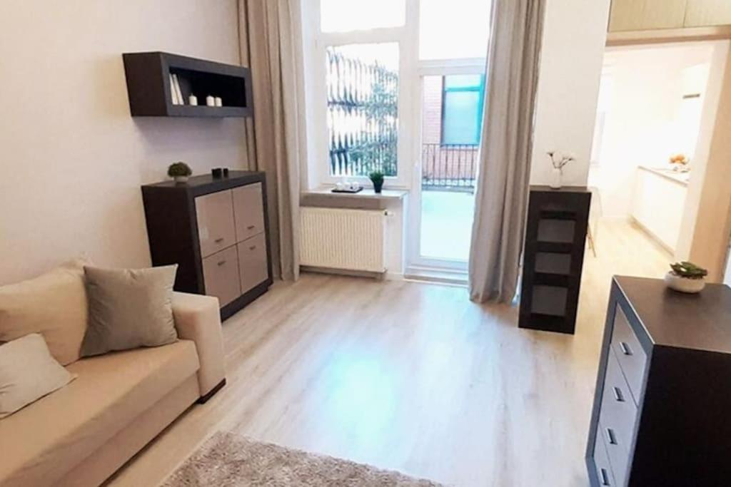 Rondo Onz Metro, Krochmalna 32a Street * Varsóvia