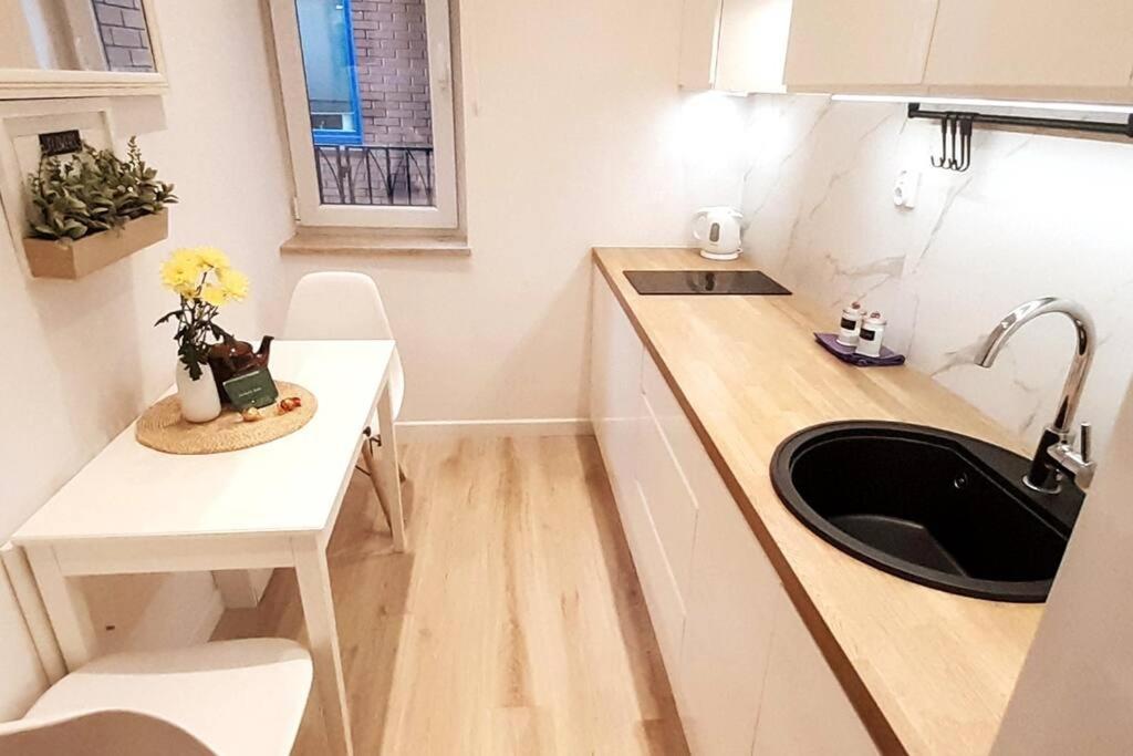 Rondo Onz Metro, Krochmalna 32a Street * Varsóvia
