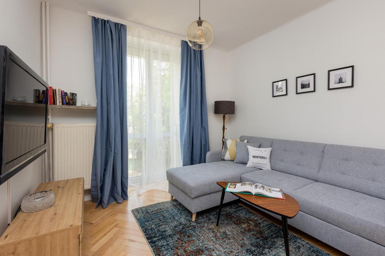 Tasteful In Center By Renters Apartment *