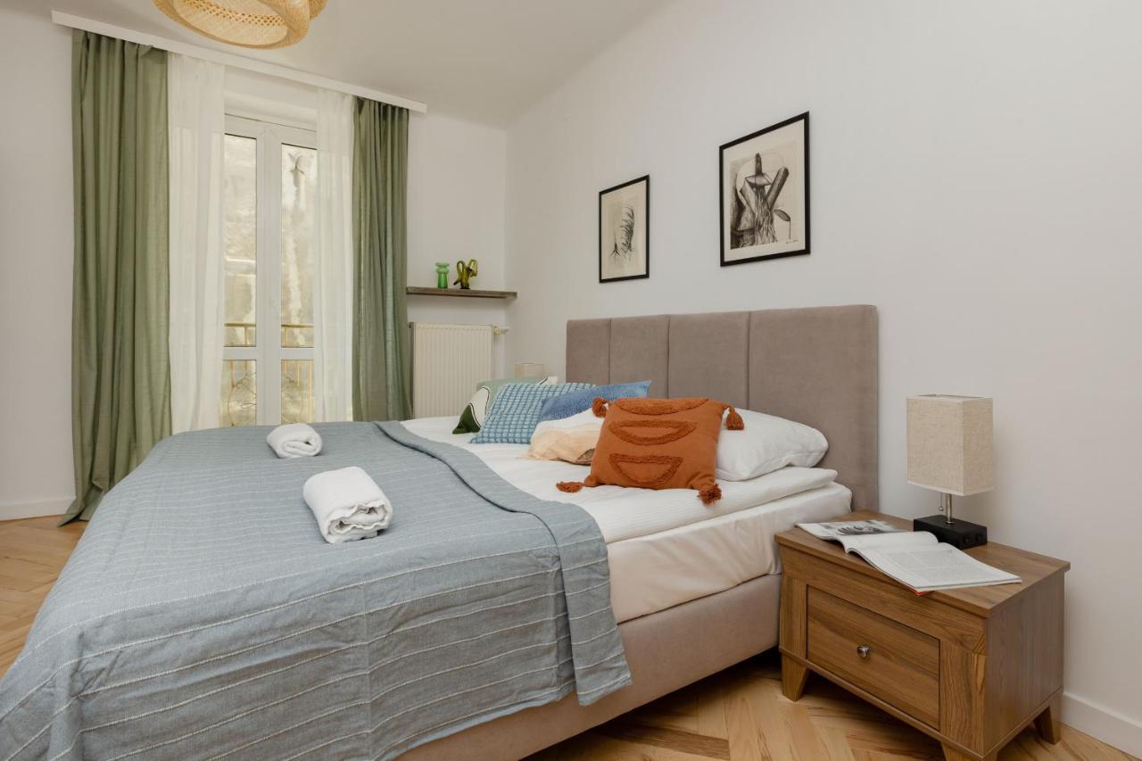 Tasteful In Center By Renters *