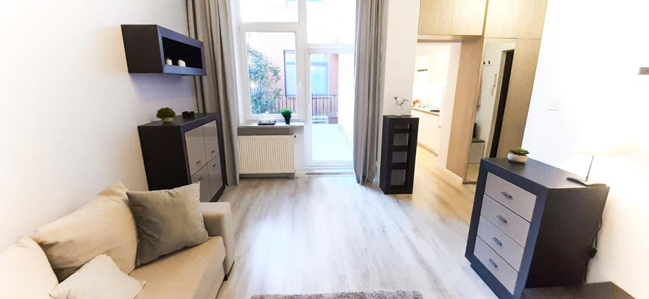 Rondo Onz Metro, Krochmalna 32a Street Warschau