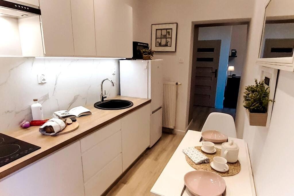 Rondo Onz Metro, Krochmalna 32a Street * Varsóvia