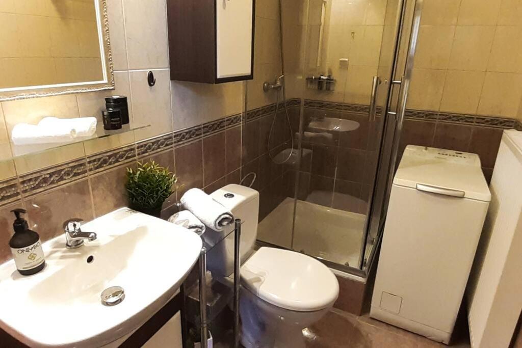 Rondo Onz Metro, Krochmalna 32a Street * Varsóvia