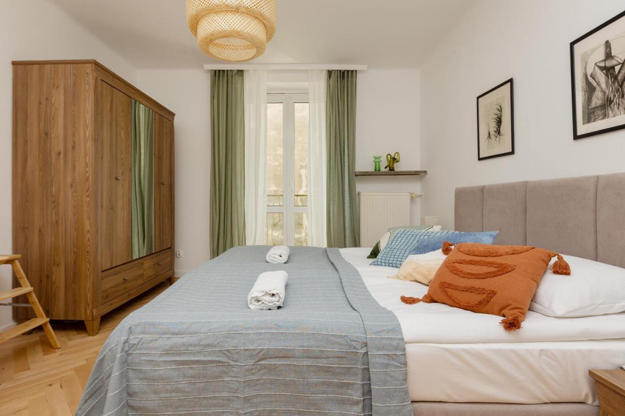 Tasteful In Center By Renters Apartment *