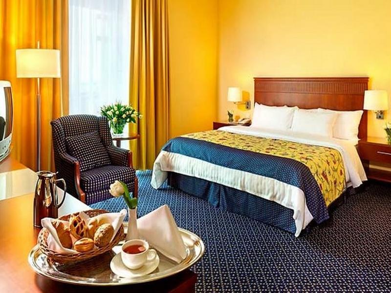 Courtyard By Marriott Airport Hotel
