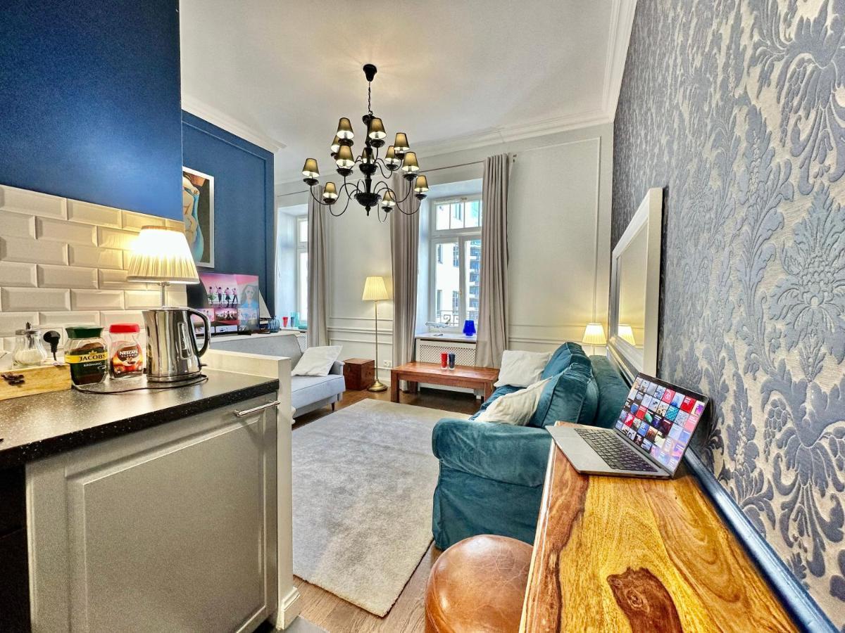 Apartment Decor Metro Wifi 300 Mbs 65tv Netflix Hbo Warsaw