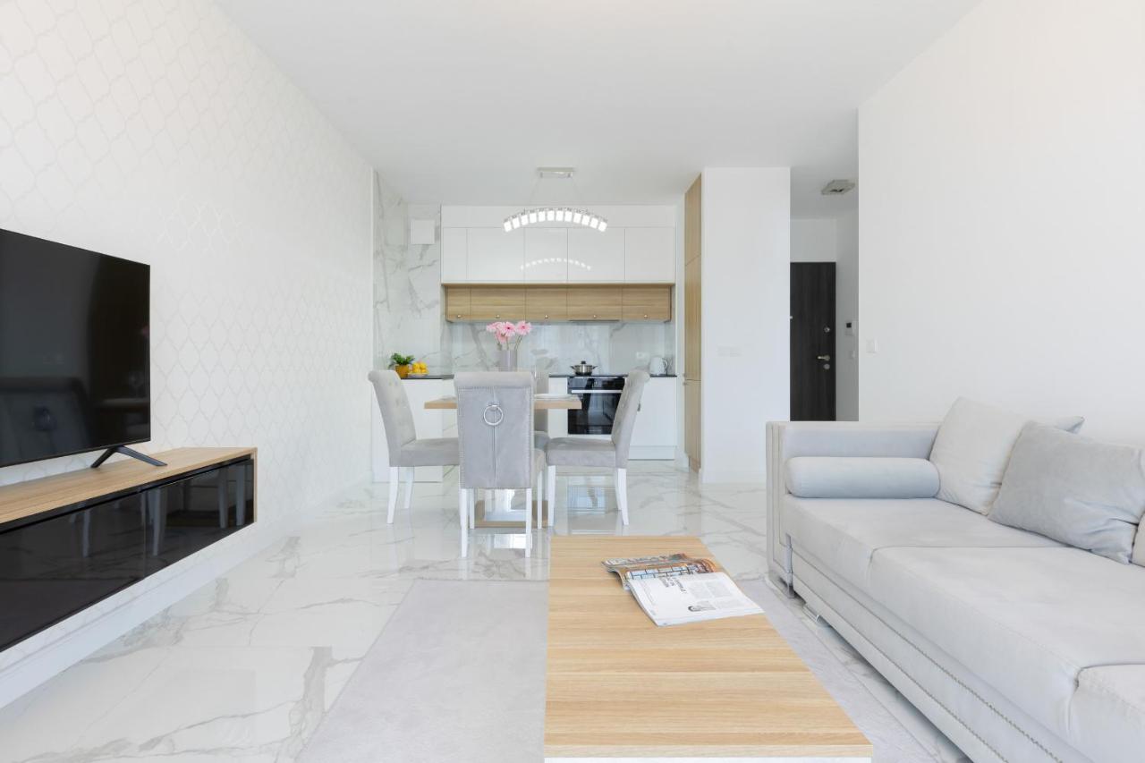 Praga Arte With Parking & Balcony By Renters Apartment