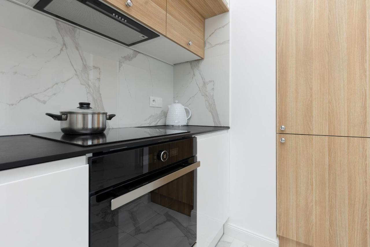 Apartment Praga Arte With Parking & Balcony By Renters