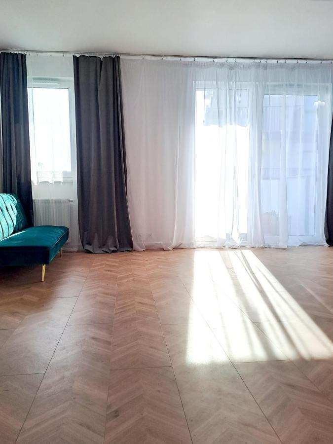 Sunny & Modern 2 Beds Spacious Air-conditioned