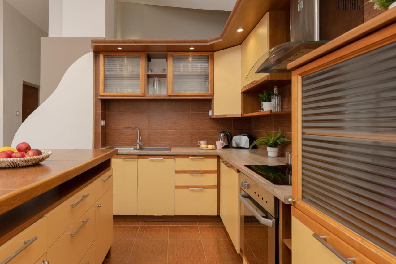 Spacious For 8 Guests Near Metro Natolin By Renters Apartamento