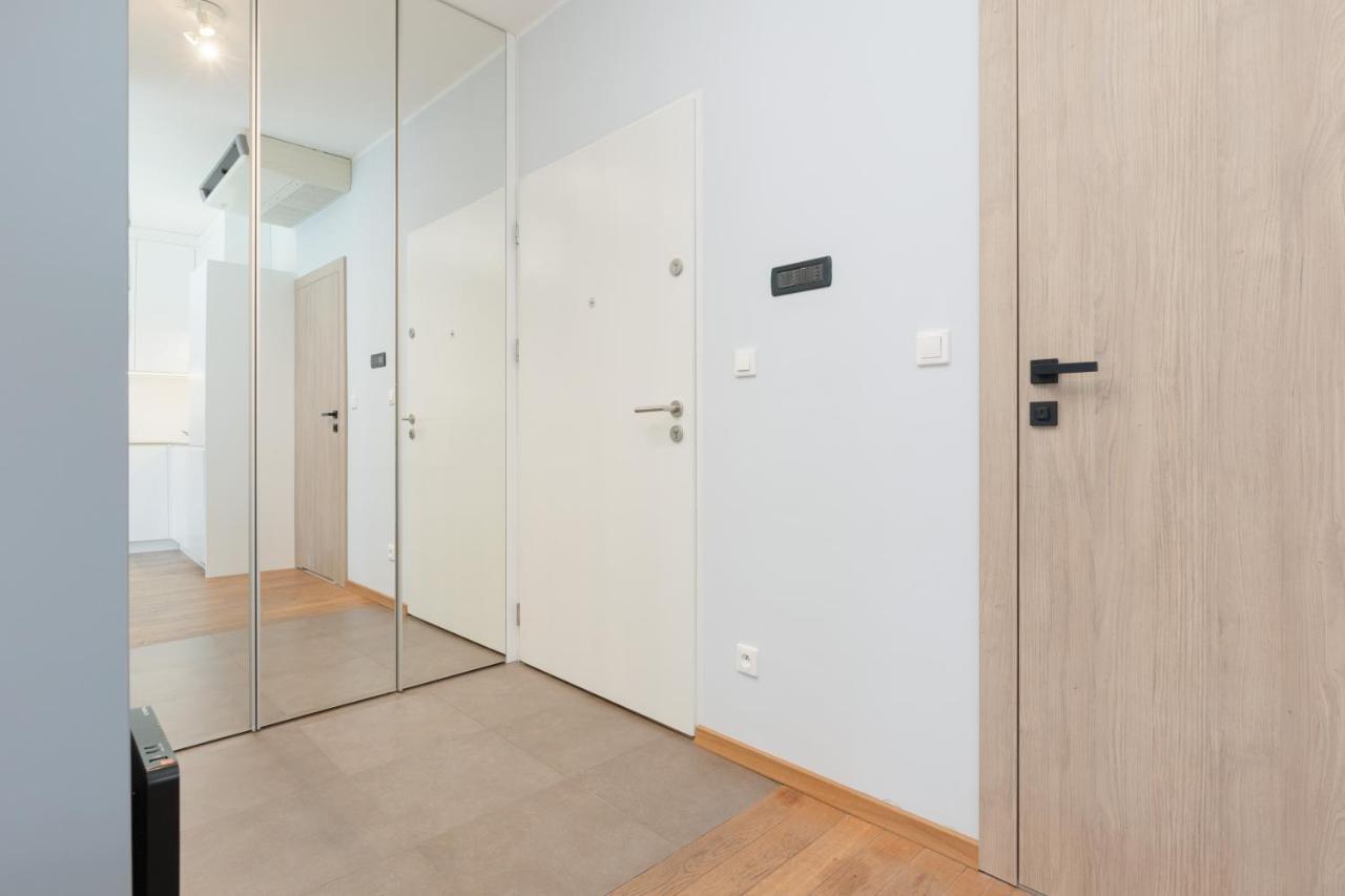 Cozy & Sunny For 4 Guests Kolejowa By Renters Warsaw