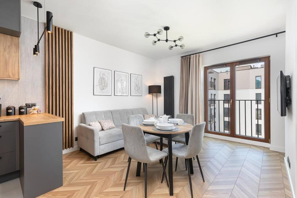 Port Praski Stylish Near Old Town