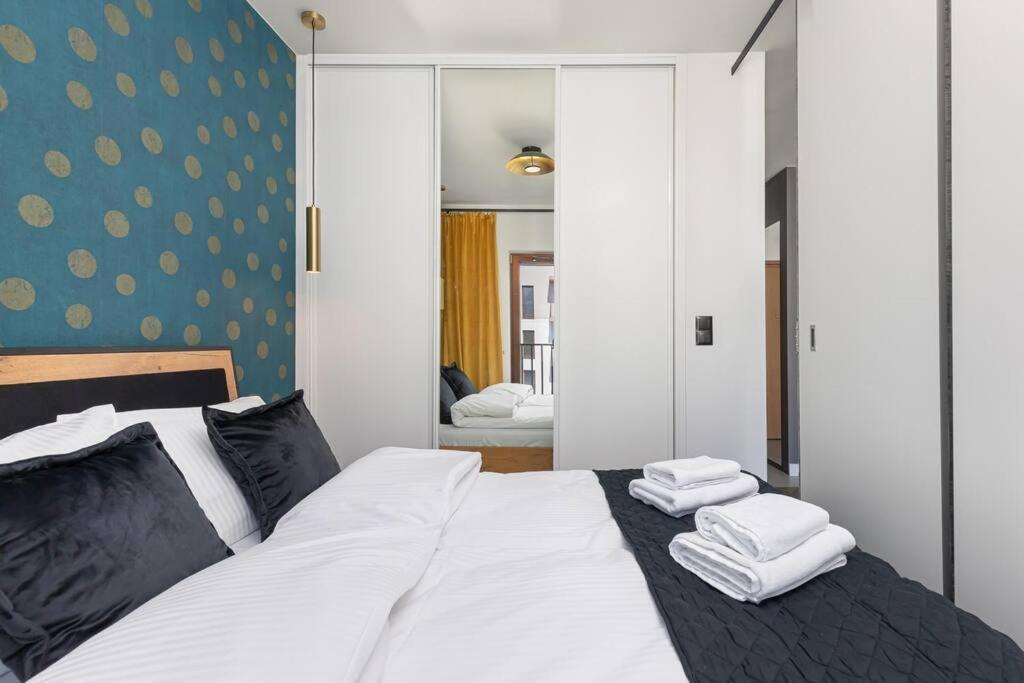 Port Praski Stylish Near Old Town