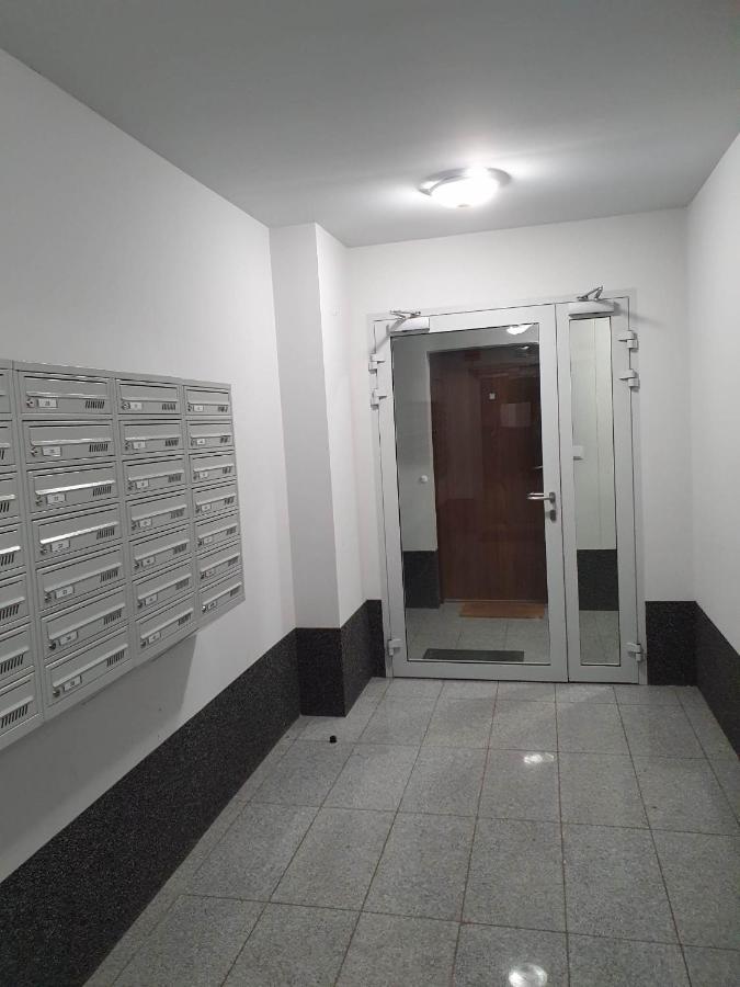 Homestay 3 Pokojowy Lub W Mieszkaniu W Nowym Bloku Warsaw