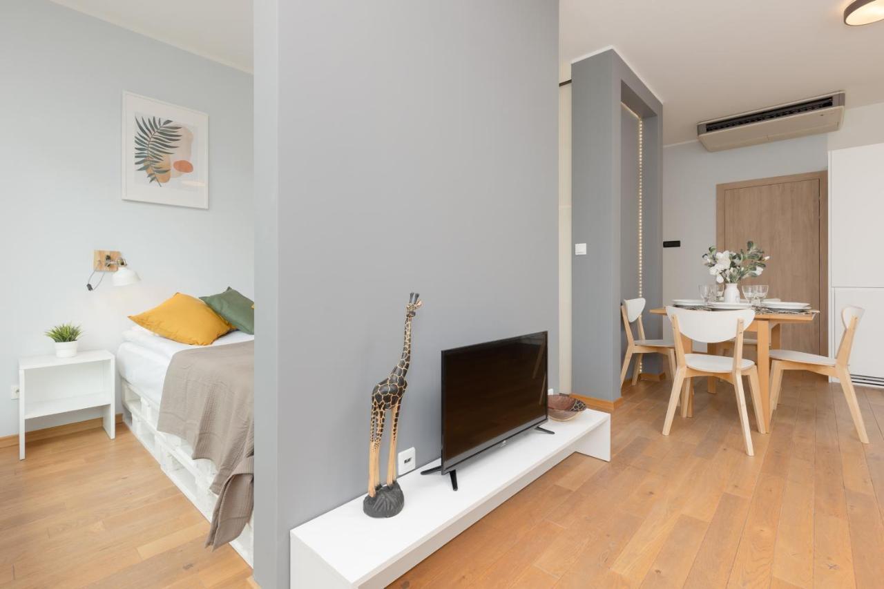 Cozy & Sunny For 4 Guests Kolejowa By Renters Apartment
