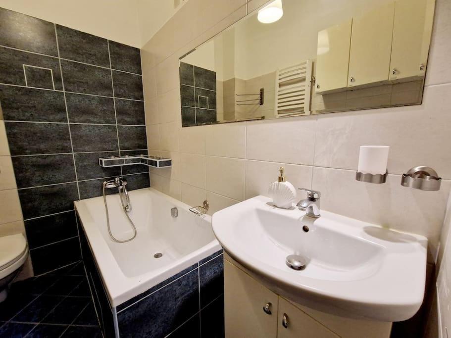 Apartamento Niepodleglosci 84 Apartament Varsóvia