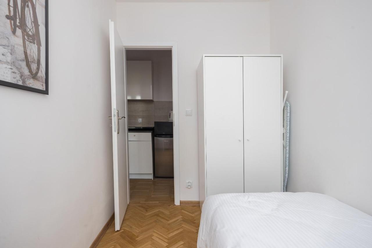 Tamka Powisle White Studio Apartment Warsaw