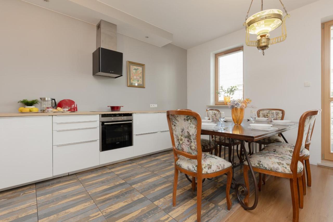 Spacious & Homely With Parking In Wilanow By Renters *