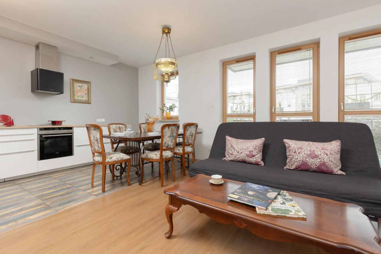Spacious & Homely With Parking In Wilanow By Renters