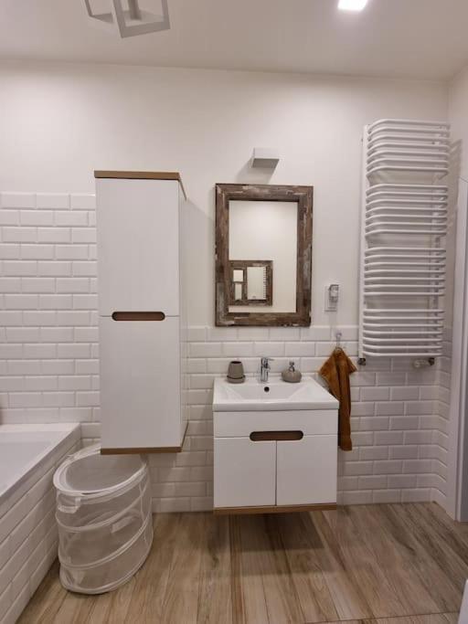 King-size Bed With Garden Apartment Warsaw