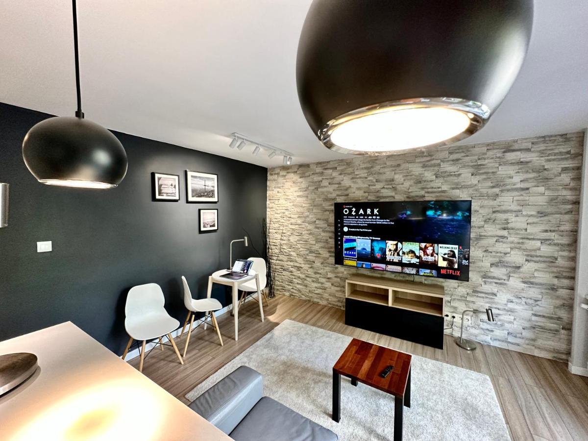 Neon 3 Silence Metro Wifi 85'tv Netflix Hbo Apartment Warsaw