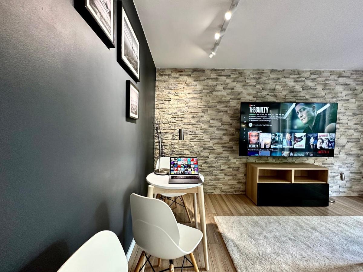 Apartment Neon 3 Silence Metro Wifi 85'tv Netflix Hbo Warsaw