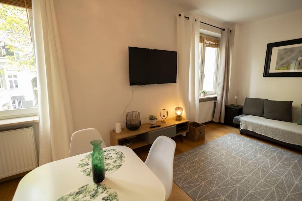 Apartment Przytulne Mieszkanie Na Ulicy Chmielna W Samym Centrum Warszawy Warsaw