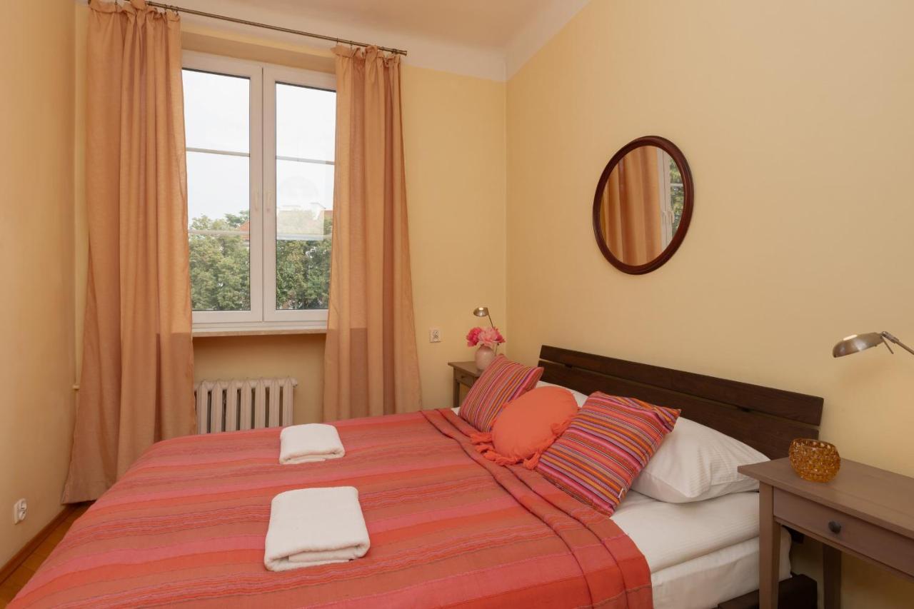 New Town Square For 5 Guests By Renters
