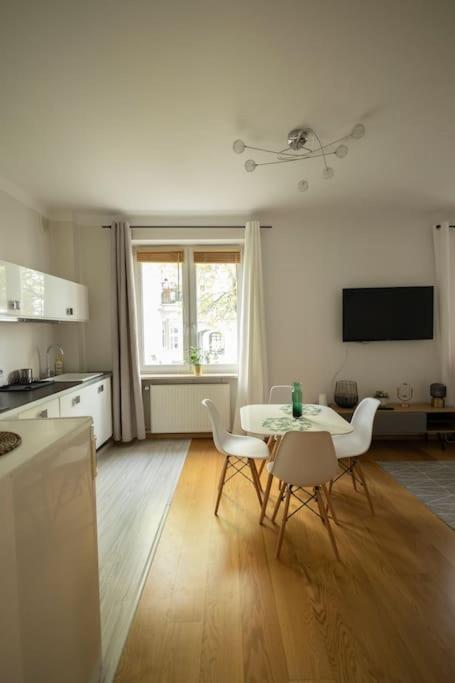Przytulne Mieszkanie Na Ulicy Chmielna W Samym Centrum Warszawy Apartment