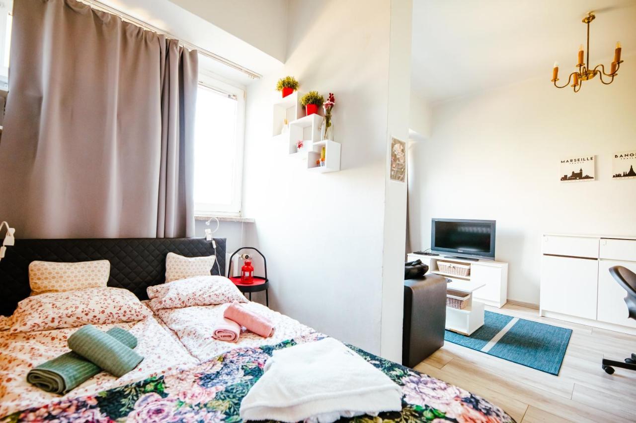 6th Floor Modern With French Balcony And Views Warszawa