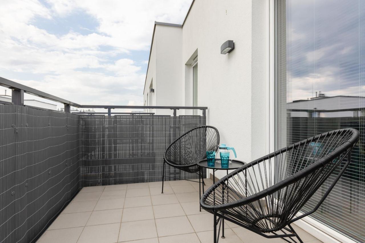 Apartment Trendy With 2 Bedrooms, Balcony & Parking By Renters *