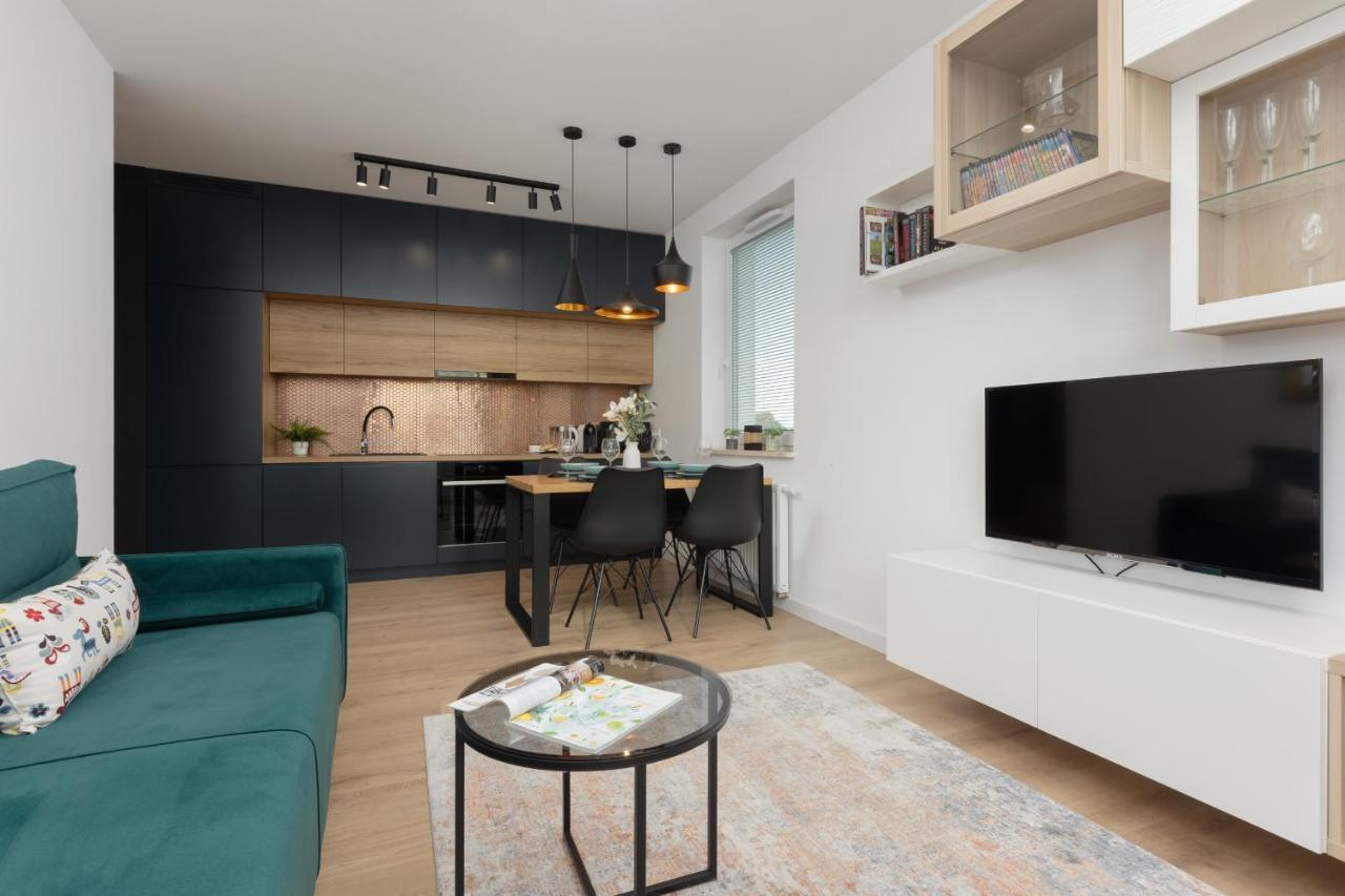 Trendy With 2 Bedrooms, Balcony & Parking By Renters Apartment *