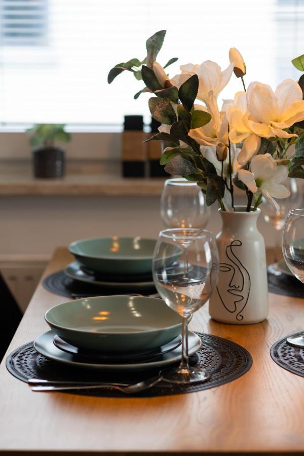 Apartment Trendy With 2 Bedrooms, Balcony & Parking By Renters Warsaw