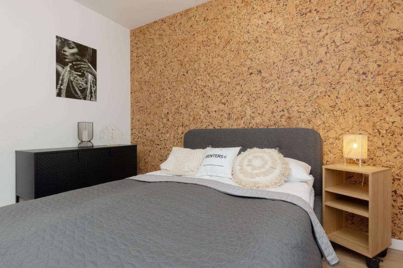 Trendy With 2 Bedrooms, Balcony & Parking By Renters Apartment Warsaw