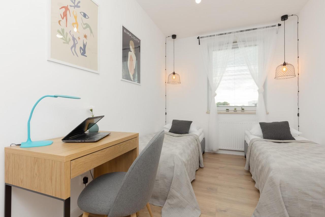 Trendy With 2 Bedrooms, Balcony & Parking By Renters Apartment *