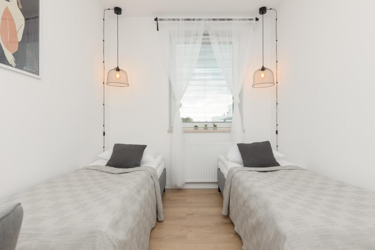 Trendy With 2 Bedrooms, Balcony & Parking By Renters *