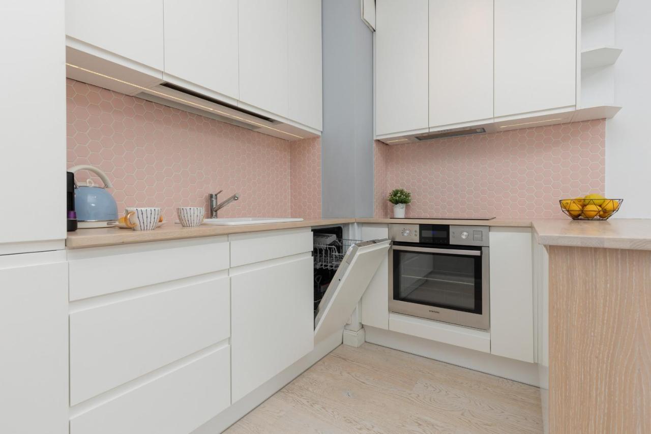 Sarmacka With Balcony Wilanow By Renters Apartment