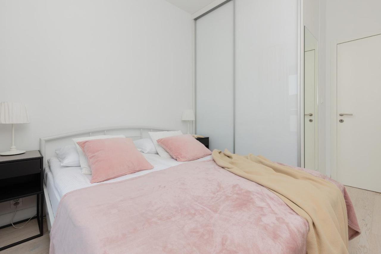Sarmacka With Balcony Wilanow By Renters Apartment