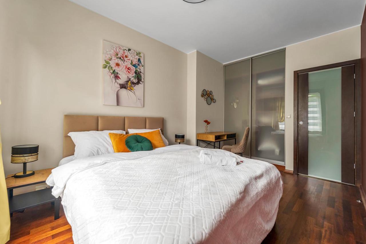 Apartment Golden Dragon Prestige Suite: Spacious Luxury With Jacuzzi & Balcony *