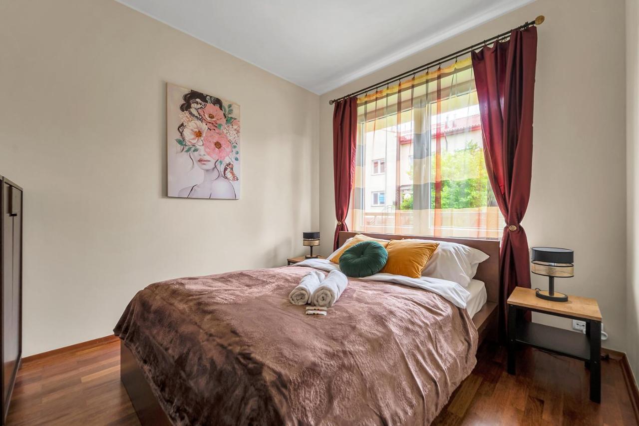 Apartment Golden Dragon Prestige Suite: Spacious Luxury With Jacuzzi & Balcony