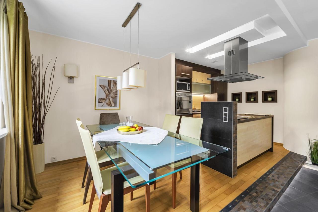Golden Dragon Prestige Suite: Spacious Luxury With Jacuzzi & Balcony Warsaw